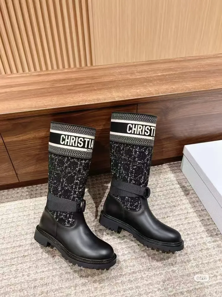 👟👟Ex-factory price 600👟👟, Dior embroidered graffiti boots, regardless of season or outfit, can be easily worn in various occasions. Putting on this pair of Dior embroidered boots is like stepping into a fashion universe full of art. This pair of boots was born in the 2013 autumn and winter series. It breaks the rules and does not follow the trend of pursuing gorgeousness. Instead, it tells the brand's dedication to quality with a low-key and deep luster. The square toe design abandons the sharp edge and adds a bit of mature and stable temperament. Whether it is paired with an elegant long skirt or a smart trousers, it can be easily controlled without any sense of violation.   The most eye-catching thing is the exquisite embroidery on the boots. Every stitch and thread is the hard work of craftsmen, and it is the perfect fusion of traditional craftsmanship and modern design. These embroideries are not simple decorations, but lively stories that slowly unfold on the uppers of the boots, giving these boots a unique soul. Wearing it, you are not only showing your fashion sense, but also demonstrating your ultimate pursuit of quality of life. Every step you take shows Dior's unique elegance and confidence.  Material: First-layer cowhide + sheepskin lining + rubber non-slip outsole Number of yards: 35-40 yards Color: black apricot